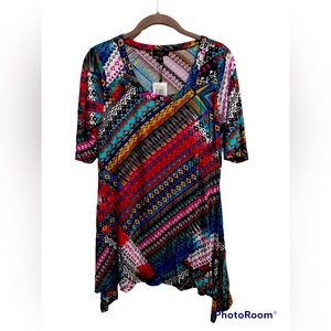 Colorful tunic in poly knit. Perfect with leggings.